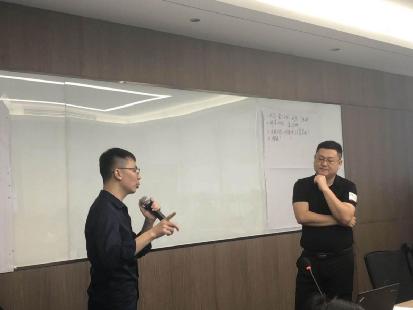 戚銳老師認(rèn)真聆聽學(xué)員提出的問題并進(jìn)行現(xiàn)場(chǎng)答疑